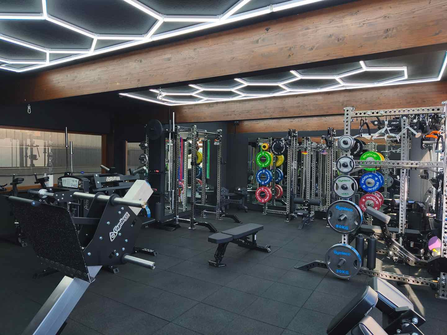 Hochwertige Geräte für Ausdauer, Kraft und Athletik